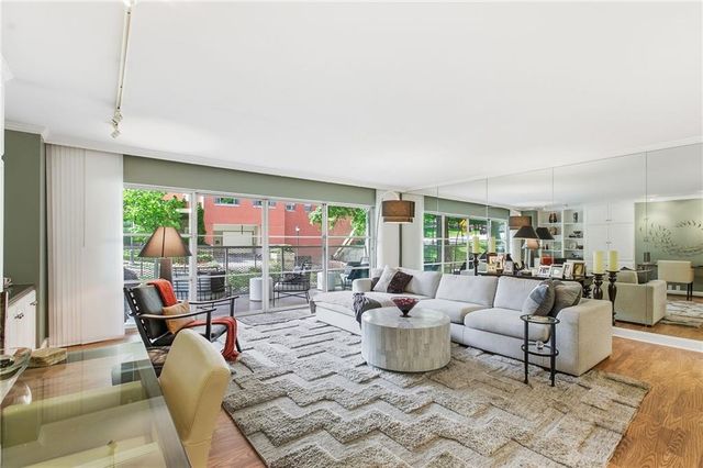 310 W 49th Street 206, Kansas City, MO 64112