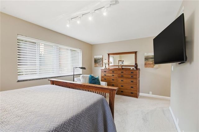 310 W 49th Street 206, Kansas City, MO 64112