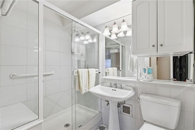 310 W 49th Street 206, Kansas City, MO 64112