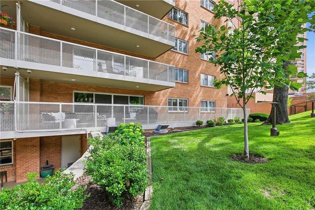 310 W 49th Street 206, Kansas City, MO 64112
