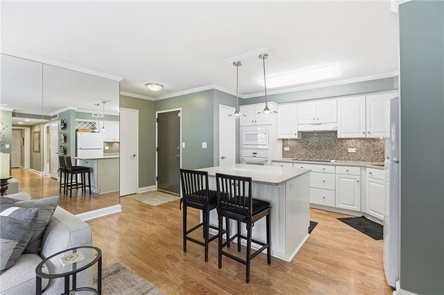 310 W 49th Street 206, Kansas City, MO 64112