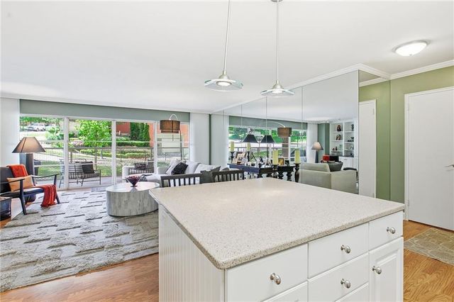 310 W 49th Street 206, Kansas City, MO 64112