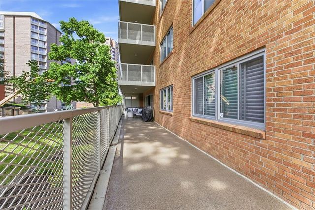 310 W 49th Street 206, Kansas City, MO 64112