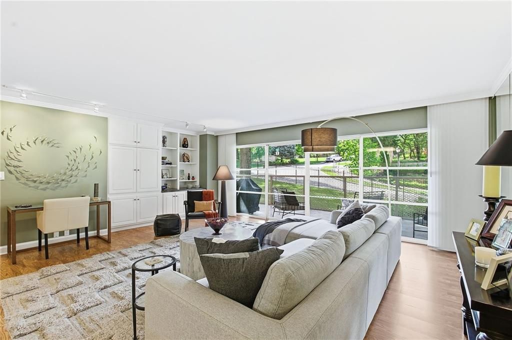 310 W 49th Street 206, Kansas City, MO 64112