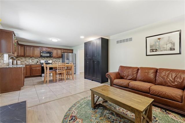 5037 N Michigan Avenue, Kansas City, MO 64118
