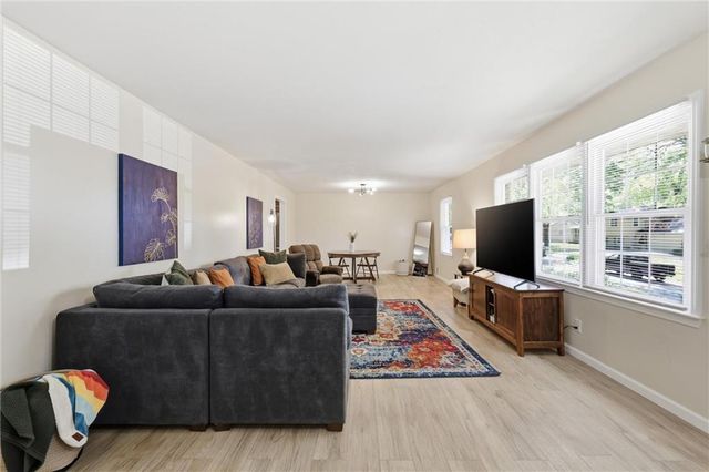 5037 N Michigan Avenue, Kansas City, MO 64118