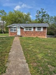 100 Curtiswood Dr, Hendersonville, TN 37075