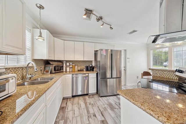 3910 Dolphin Lane, La Porte, TX 77571