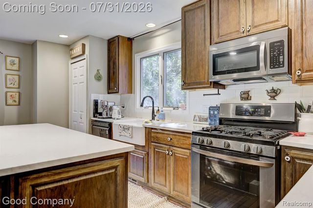 575 Lakes Edge Drive, Oxford, MI 48371