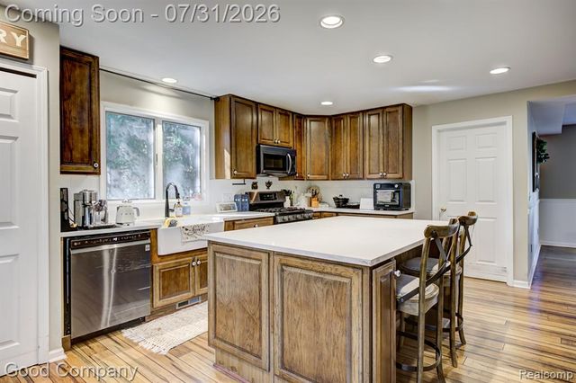 575 Lakes Edge Drive, Oxford, MI 48371