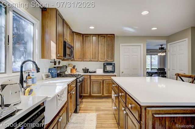 575 Lakes Edge Drive, Oxford, MI 48371