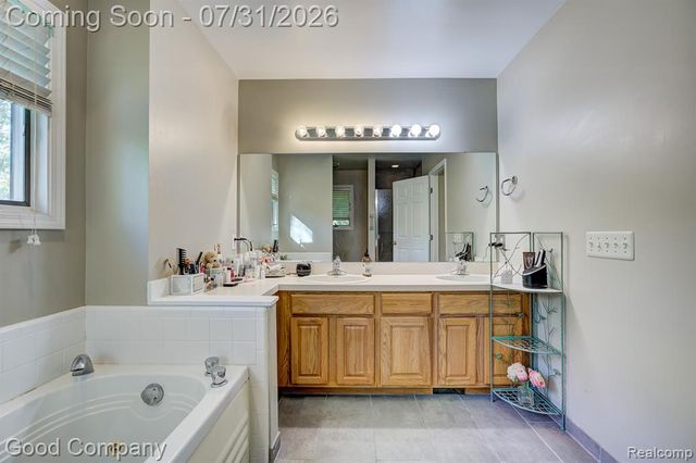 575 Lakes Edge Drive, Oxford, MI 48371