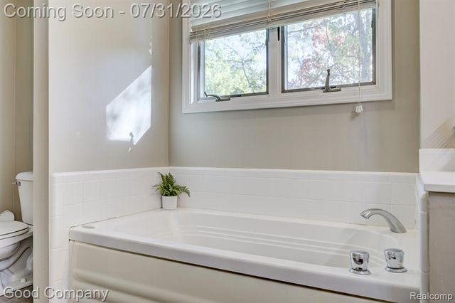 575 Lakes Edge Drive, Oxford, MI 48371