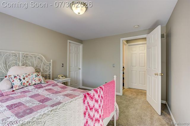 575 Lakes Edge Drive, Oxford, MI 48371
