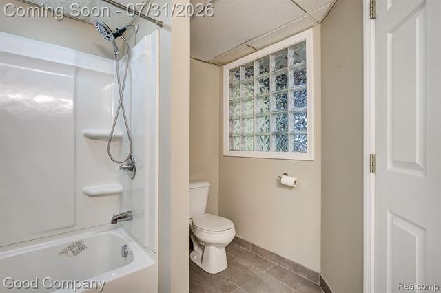 575 Lakes Edge Drive, Oxford, MI 48371