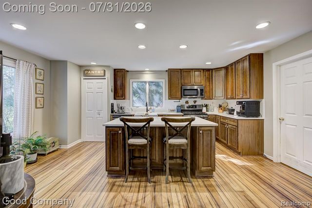 575 Lakes Edge Drive, Oxford, MI 48371