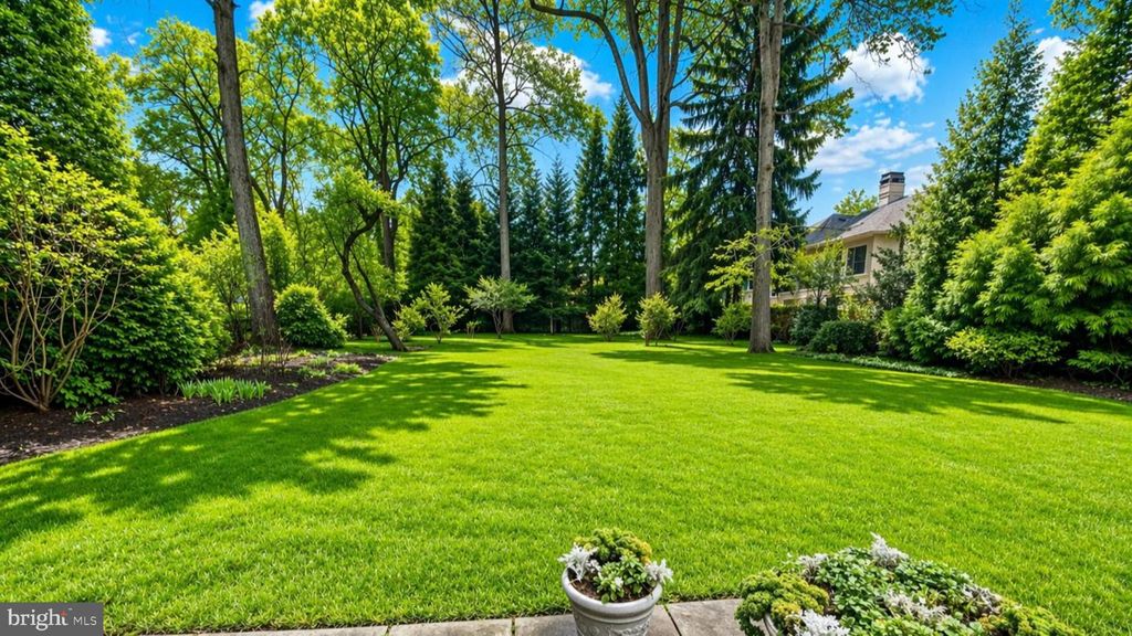 Image 2 of property listing at 5413 EDGEMOOR LN, Bethesda, MD 20814