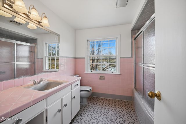98 W Saint Stephens Lane, Glenville, NY 12302