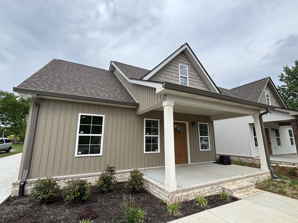 696 Castle Heights Ave, Lebanon, TN 37087