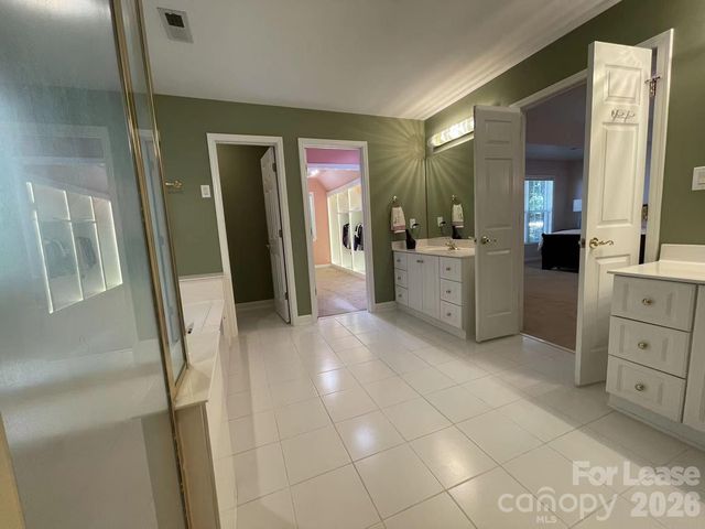 6025 Oakridge Court, Matthews, NC 28104