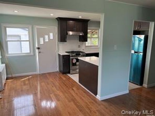 23 Jamaica Avenue, Plainview, NY 11803