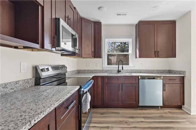 1009 BENJAMIN Parkway, Greensboro, NC 27408