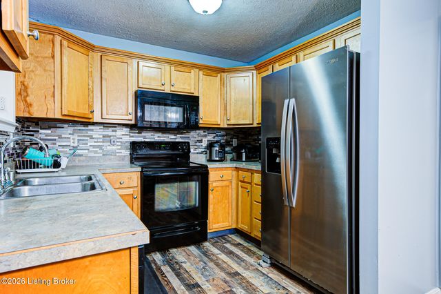 525 Shady Glen Cir, Shepherdsville, KY 40165