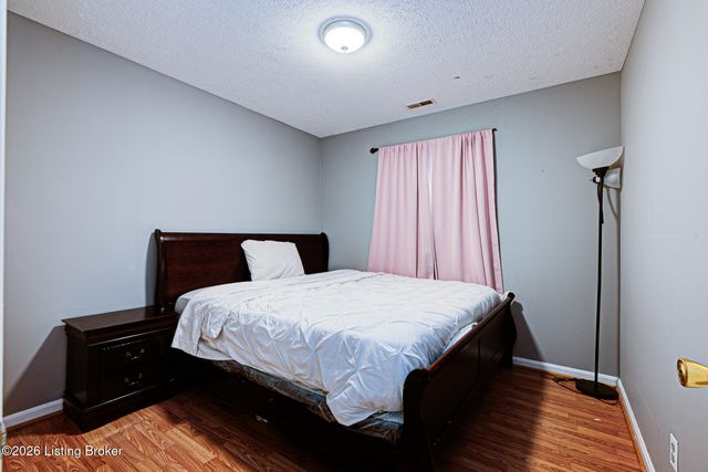 525 Shady Glen Cir, Shepherdsville, KY 40165