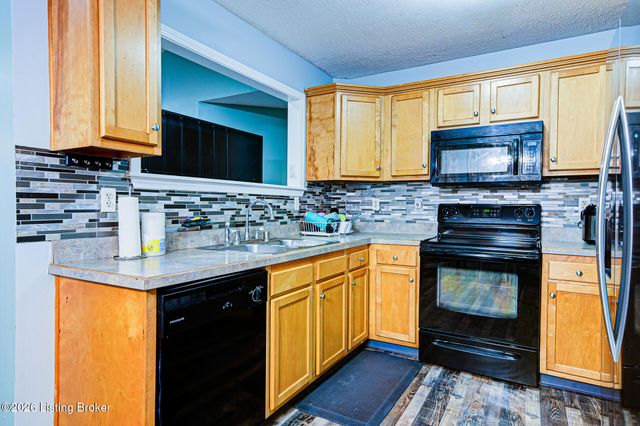 525 Shady Glen Cir, Shepherdsville, KY 40165