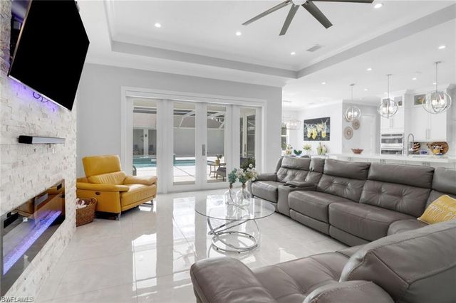 1086 21st ST SW, Naples, FL 34117