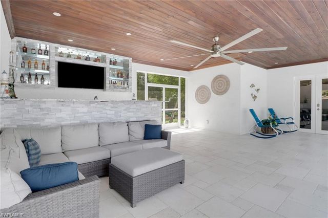 1086 21st ST SW, Naples, FL 34117