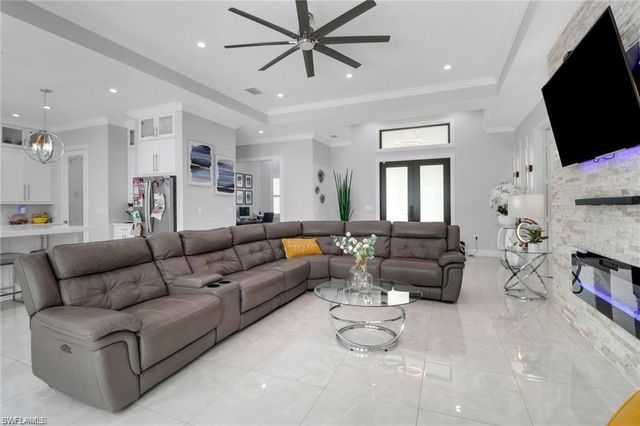 1086 21st ST SW, Naples, FL 34117