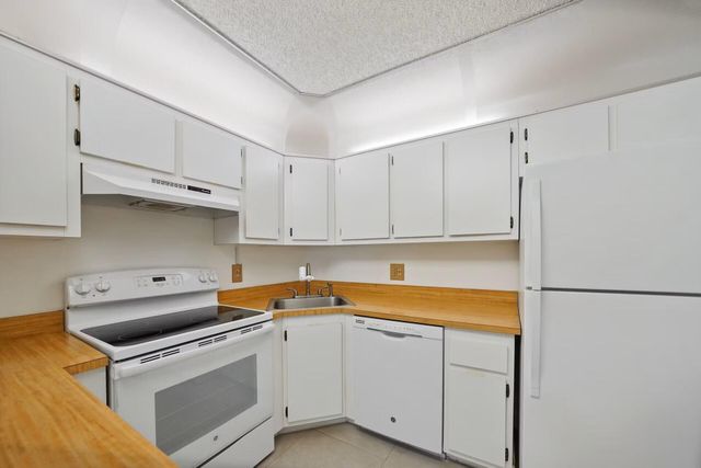 802 Sky Pine Way E2, Greenacres, FL 33415