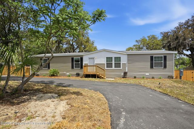 9533 Round Lake Road, Weeki Wachee, FL 34613
