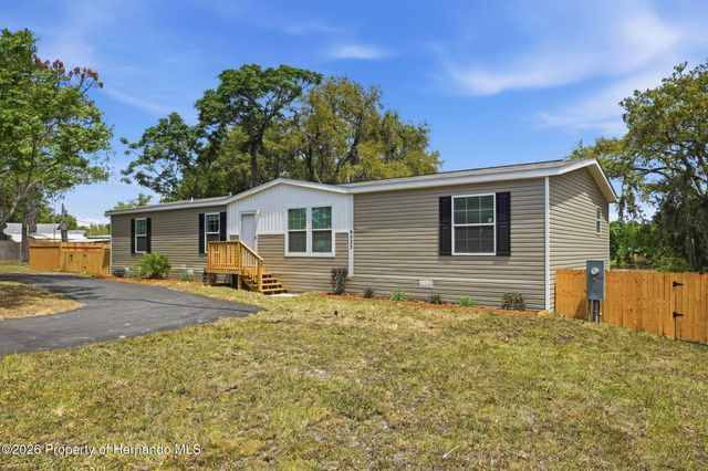 9533 Round Lake Road, Weeki Wachee, FL 34613