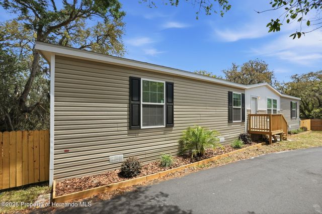 9533 Round Lake Road, Weeki Wachee, FL 34613