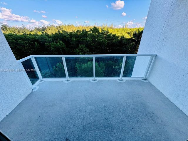 14951 Royal Oaks Ln 405, North Miami, FL 33181
