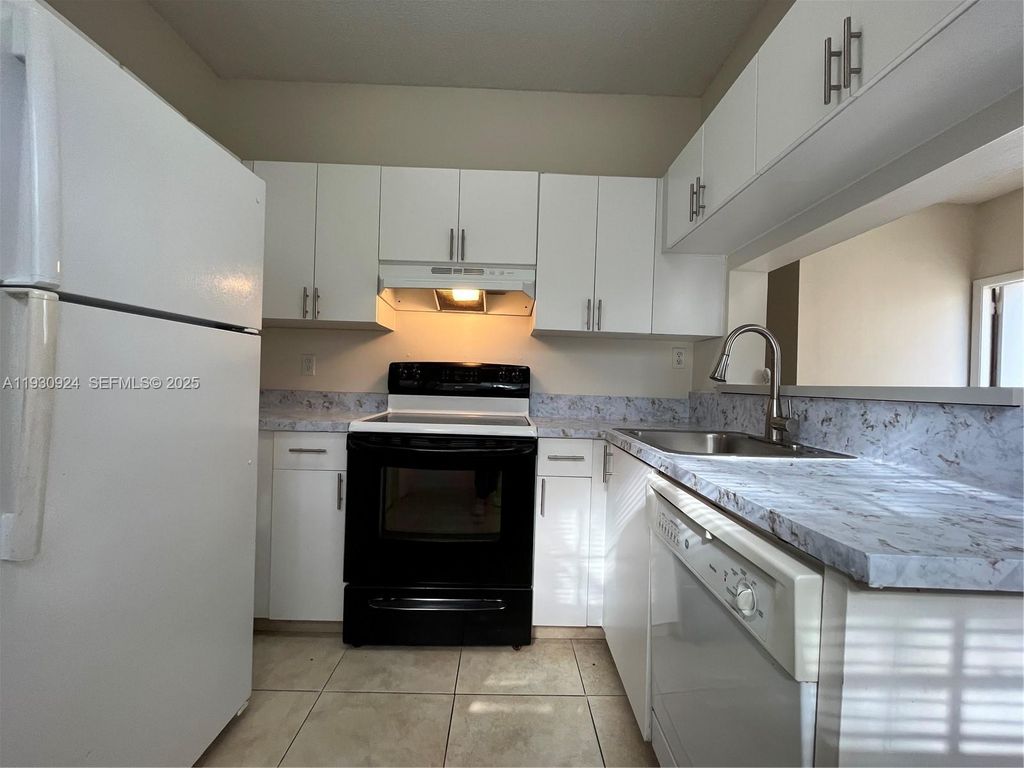 671 Cypress Lake Blvd C21, Deerfield Beach, FL 33064