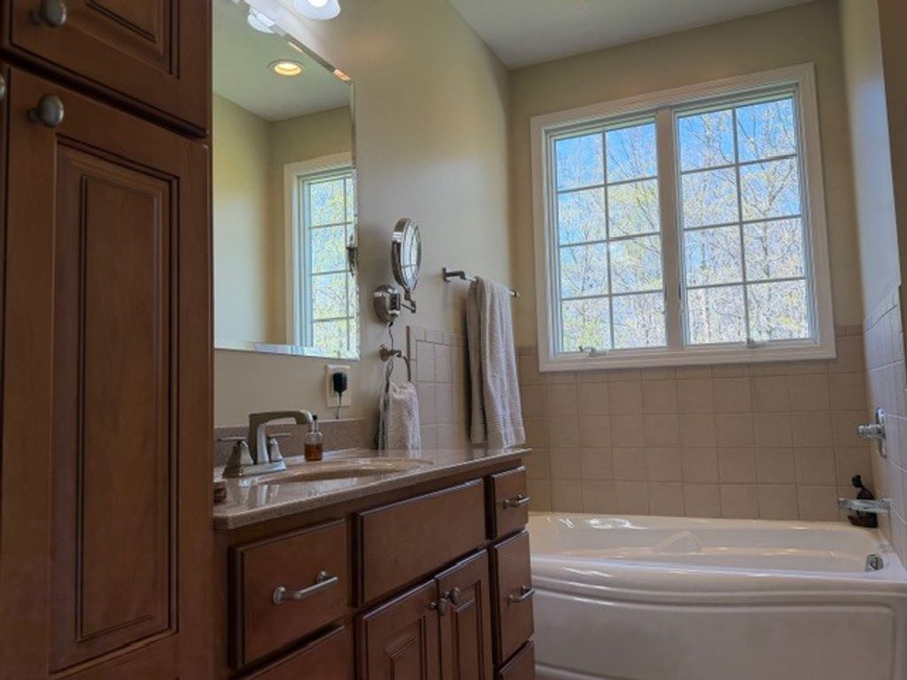 Image 11 of property listing at 3550 Bishop Road, Mt Vernon, IL 62864