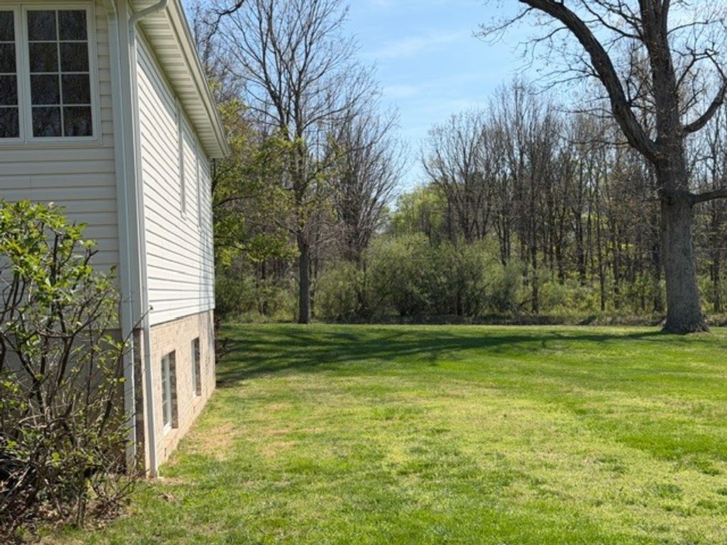 Image 3 of property listing at 3550 Bishop Road, Mt Vernon, IL 62864