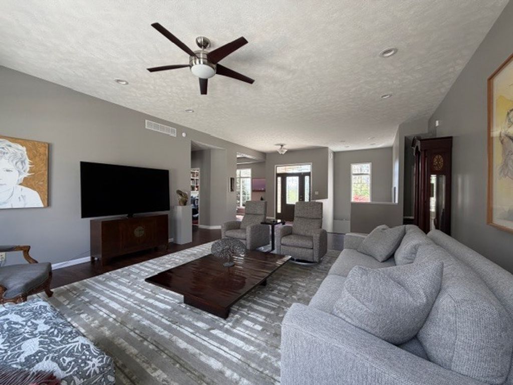 Image 7 of property listing at 3550 Bishop Road, Mt Vernon, IL 62864