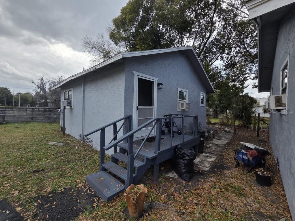 Image 2 of property listing at 1121 W 12TH STREET, Sanford, FL 32771