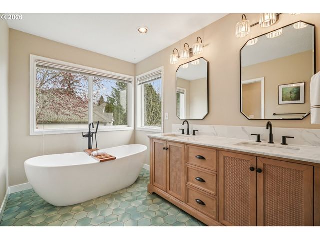 11989 Se SOVEREIGN Dr, Happy Valley, OR 97086