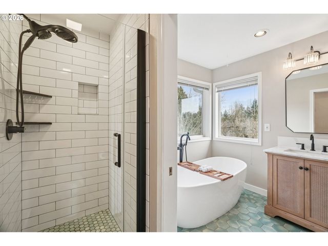 11989 Se SOVEREIGN Dr, Happy Valley, OR 97086