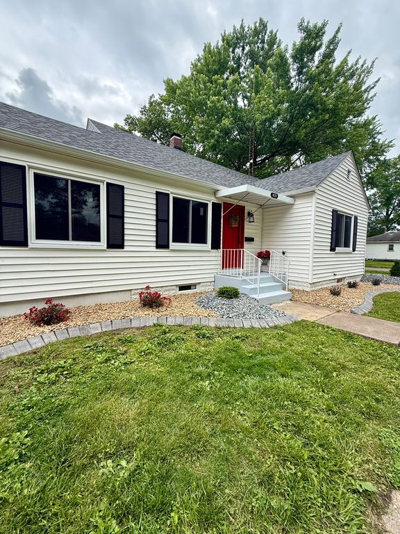 Image 2 of property listing at 635 S Sycamore Street, Centralia, IL 62801
