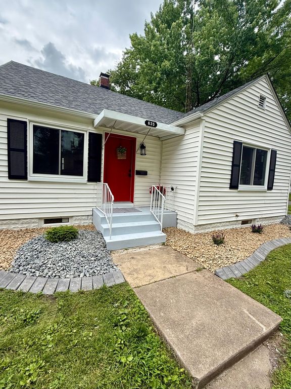 Image 3 of property listing at 635 S Sycamore Street, Centralia, IL 62801
