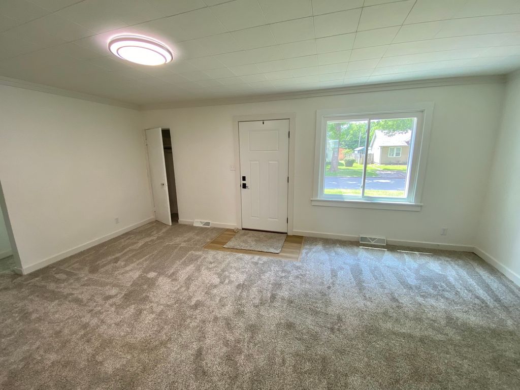 Image 4 of property listing at 635 S Sycamore Street, Centralia, IL 62801
