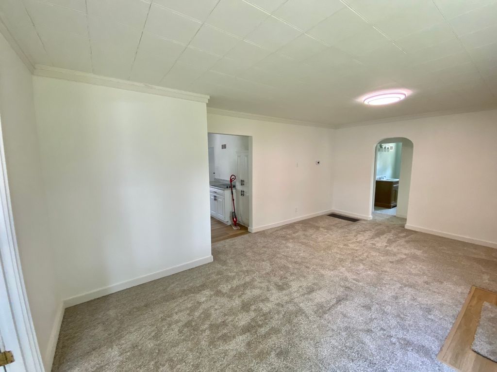 Image 5 of property listing at 635 S Sycamore Street, Centralia, IL 62801