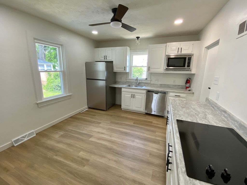 Image 6 of property listing at 635 S Sycamore Street, Centralia, IL 62801