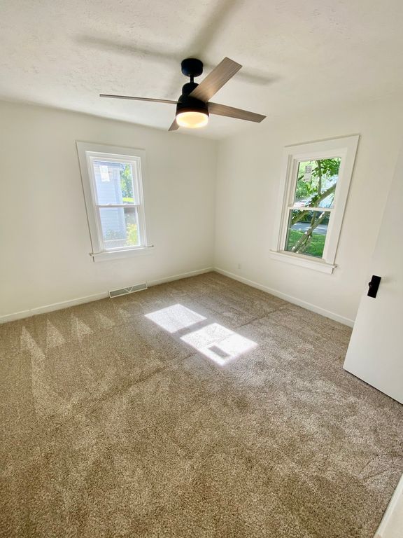 Image 8 of property listing at 635 S Sycamore Street, Centralia, IL 62801